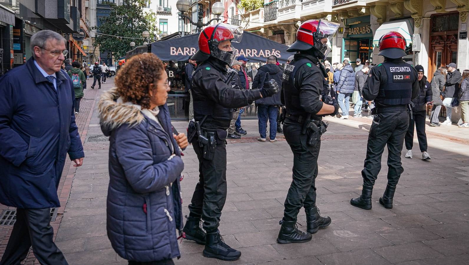 Los aficionados de la Roma calientan el ambiente en Bilbao