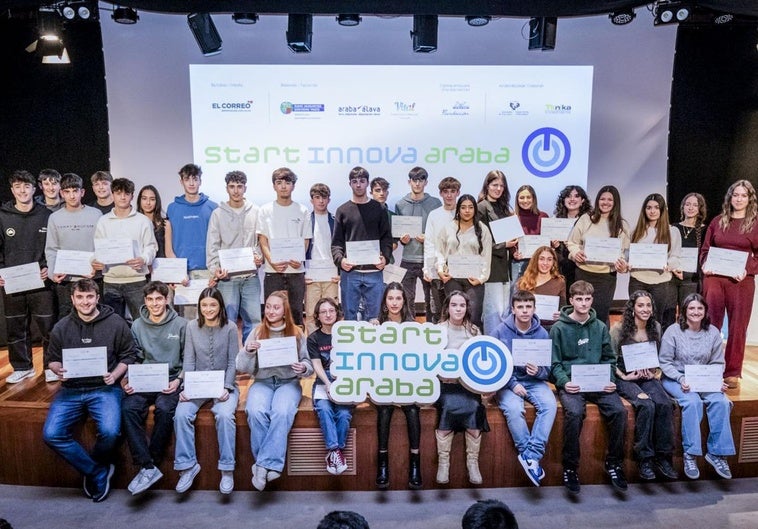 Foto de familia con los integrantes de los diez equipos que alcanzaron la final de STARTInnova Áraba