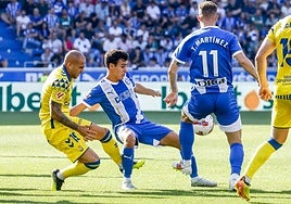 Manu Sánchez y Toni Martínez pelean por el balón en el Alavés-Las Palmas de la primera vuelta.