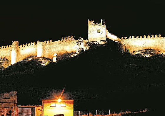 El castillo de Clavijo impresiona por las noches gracias a su espectacular iluminación.