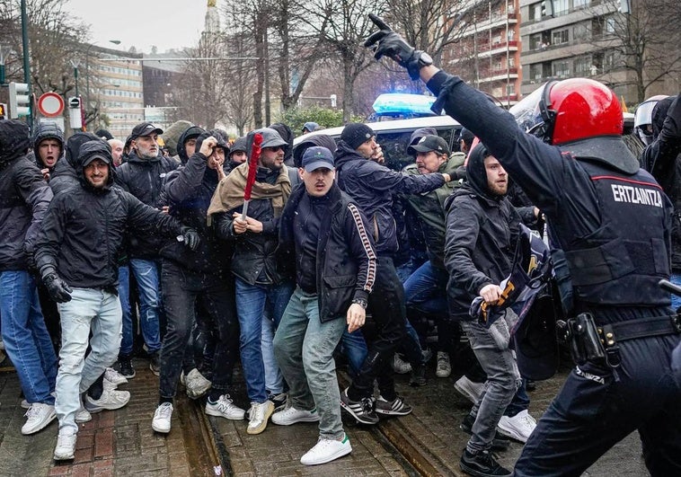 Aburto dice que hubo «un retraso» en el traslado de los hinchas de la Roma a San Mamés que obligó a modificar el operativo