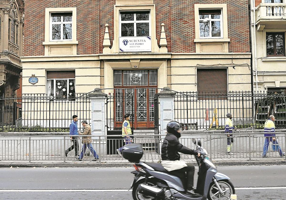 Vista del exterior del colegio Scientia San Pedro, ubicado en el Campo Volantín de Bilbao.