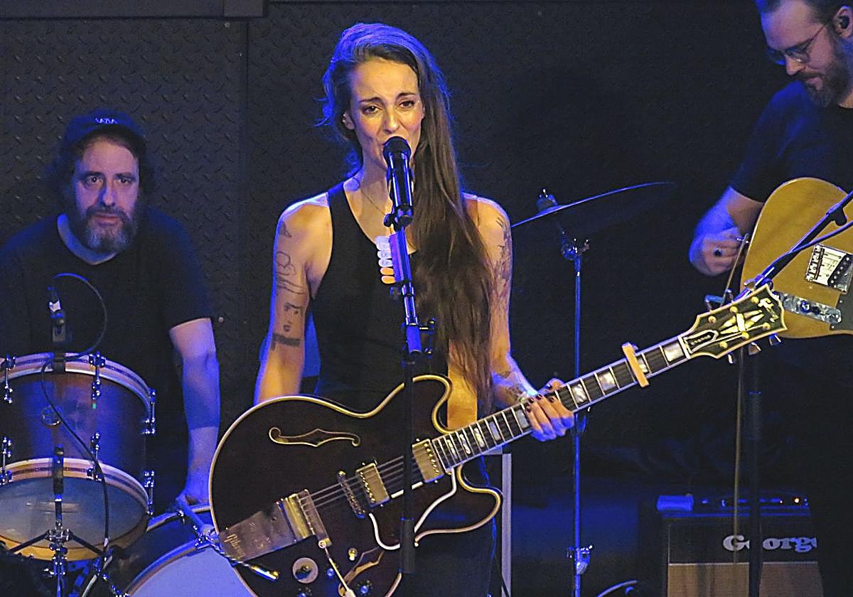 La tatuada Vega al menos usó tres guitarras.