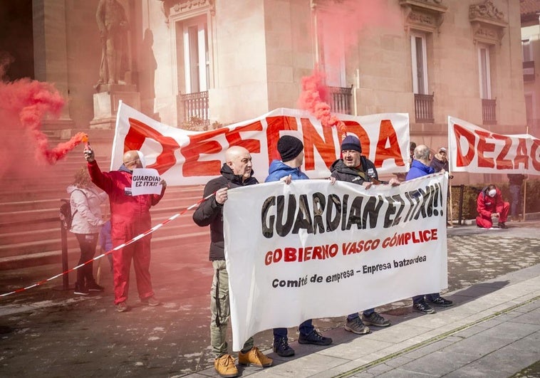 El movimiento en defensa de Aiaraldea ha hecho una cadena humana rodeando el Palacio de la Provincia