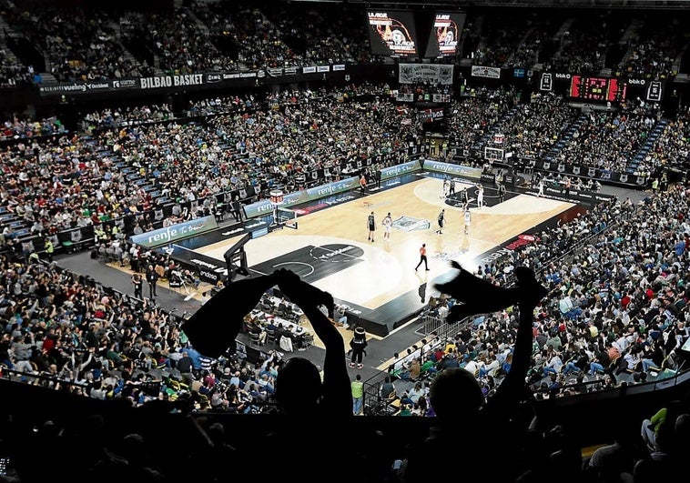 Bufandas al aire. EL Bilbao Basket ha hecho de Miribilla un fortín en el que se siente seguro y conecta como pocos con una afeción entregada y fiel, en los buenos y malos momentos.
