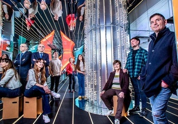 Euskararen Interpretazio Zentroa. Ezkerretik eskuinera: Susana Soleto, Andres Urrutia, Iñaki Palacios, Ana Urkiza, Eider García Durana, Nerea Mujika, Xabier Paya eta Mikel Urdangarin.