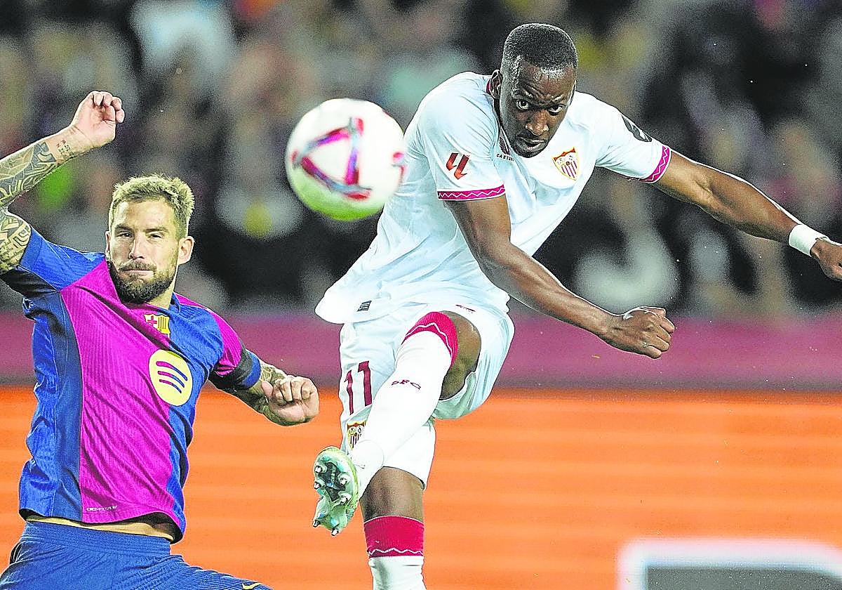 Lukebakio hace un disparo a puerta en presencia de Iñigo Martínez en el partido que enfrentó al Sevilla y el Barcelona.