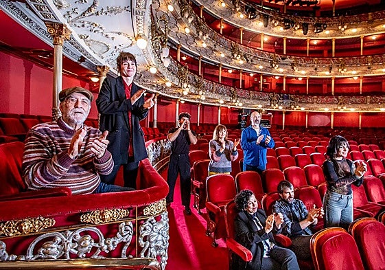 En el Arriaga. Ramón Barea, Miren Gaztañaga, Arnatz Puertas, Agurtzane Intxaurraga, Jon Kepa Zumalde, María Goiricelaya, Iñaki Rikarte y Olatz Ganboa llenan el patio de butacas con un fuerte aplauso.