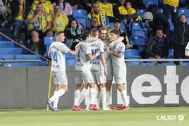 Los jugadores del Alavés celebran el gol de Toni Martínez en Las Palmas.