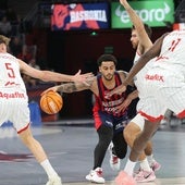 Howasrd bota el balón rodeado de varios rivales.