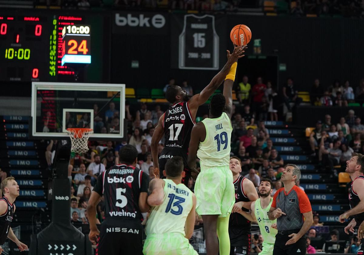 Jones pugna por un rebote con Fall, este viernes en Miribilla durante el partido ante el Barcelona.