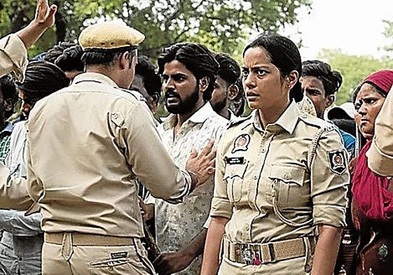 Crítica de 'Secretos de un crimen' (2024): Mujer de uniforme