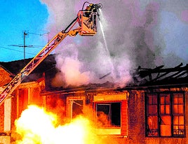 Un bombero durante el incendio de Basauri del pasado 31 de enero.