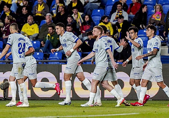 Los albiazules celebran el gol de Toni Martínez que puso el momentáneo 0-1 contra Las Palmas.