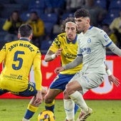 Carles Aleñá busca el regate ante Javi Muñoz y Fabio Silva, de Las Palmas.