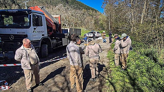 Muere un trabajador de 62 años electrocutado por contacto con una torre de alta tensión en Arratzu