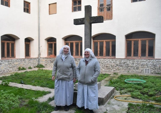 Dos de las religiosas, en una de las fotos difundidas por su jefe de prensa.