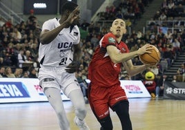 Jonathan Rousselle, base del Granada que jugó con el Bilbao Basket, lleva el balón en una acción ofensiva.