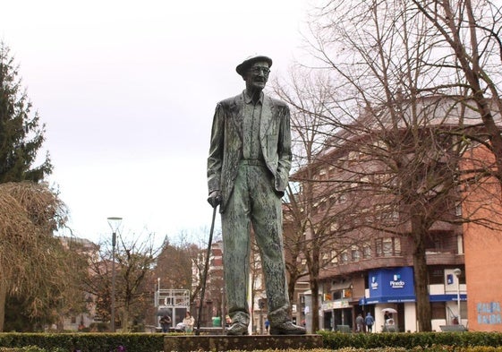 La estatua que le recuerda en la plaza Lamuza.