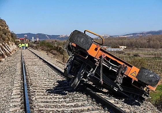 Uno de los vagones del tren descarrilado el sábado en Haro obstaculiza la vía férrea