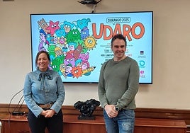 La concejala de Juventud, Jesica Ruiz (PSE) y el técnico municipal Ánder Álvarez, presentaron el programa 'Udaro'.