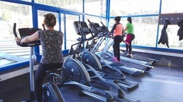 Varias mujeres entrenan en el gimnasio de Berriatua.