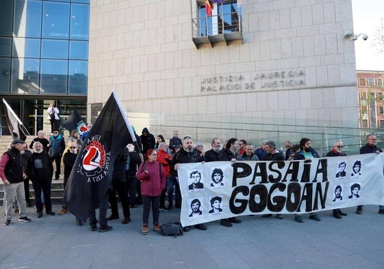Familiares y allegados de los cuatro miembros de los Comandos Autónomos Capitalistas en una concentración ante los juzgados de Donostia.