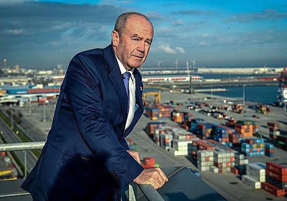 Ricardo Barkala posa con el Puerto de Bilbao de fondo.