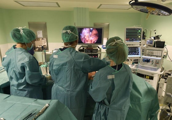 Facultativos del hospital de Cruces realizan una operación de trasplante renal.