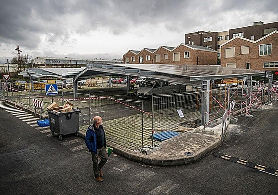 Nuevos paneles fotovoltaicos en el parking del centro comercial.