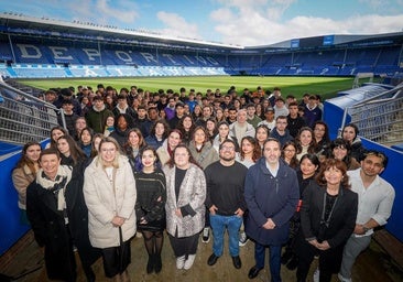 Los jóvenes de Egibide, Olabide, Ciudad Jardín y Sagrado Corazón posan junto con los comerciantes, organizadores y las autoridades sobre el césped del estadio de Mendizorroza.
