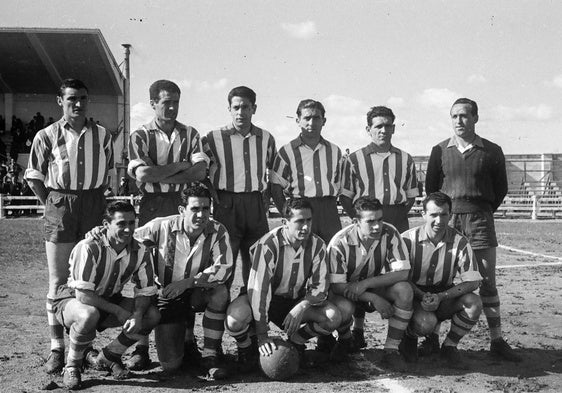 Una alineación del Alavés en la temporada 1955-56.