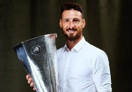 Aduriz pasea el trofeo de la Europa League por Bilbao