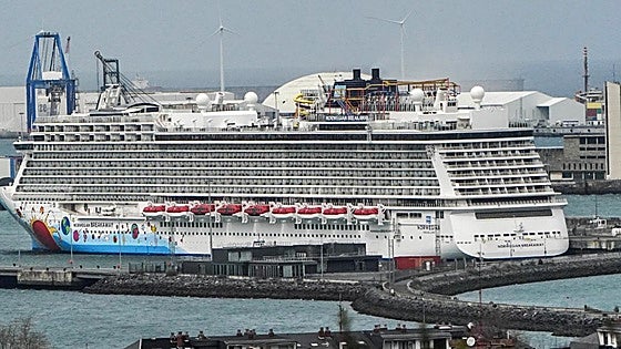 Llega a Getxo el segundo crucero de la temporada, el Breakaway con casi 4.000 pasajeros