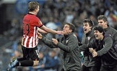 Jugadores del Athletic celebran uno de los cuatro goles endosados al Schalke 04 en Gelsenkirchen, donde se asfaltó el pase a las semifinales de la Europa League.