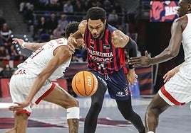 Un Trent Forrest a buen nivel durante todo el choque intenta pasar con el balón entre Alston y Massaen un momento del partido.