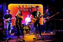 Mikel Taibo (guitarra), Teresa Lecanda (coros), Manu Bermúdez (batería), Lolo Herrero (voz y guitarra) y Manolo Laporta (bajo).