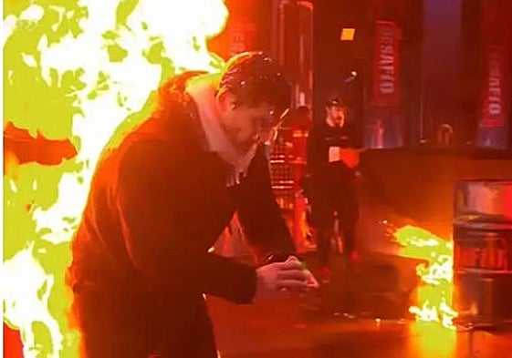 Gotzon Mantuliz se juega el pellejo en 'El Desafío': resuelve un cubo de Rubik quemándose a lo bonzo