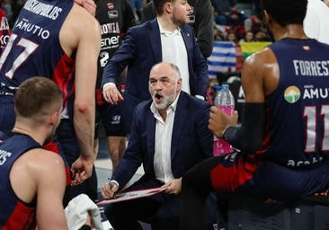 Laso da instrucciones a sus jugadores.
