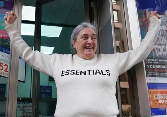 La lotera Marta Puerta celebra el premio despachado en su administración.