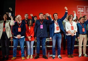 La nueva ejecutiva del PSE ha clausurado su congreso entonando 'La Internacional'.