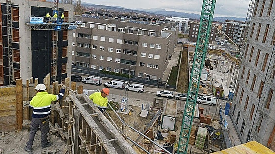El Ayuntamiento de Vitoria multará a las constructoras tras las quejas de Goikolarra por la suciedad