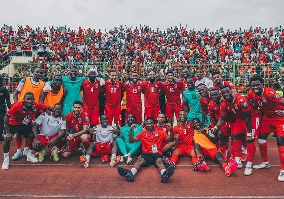 La selección de Guinea Ecuatorial celebra la victoria contra Santo Tomé y Príncipe.