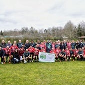 Imagen del partido solidario disputado entre los veteranos del Vulcano K.E. y del Athletic Club en el campo de fútbol de Zelaieta.