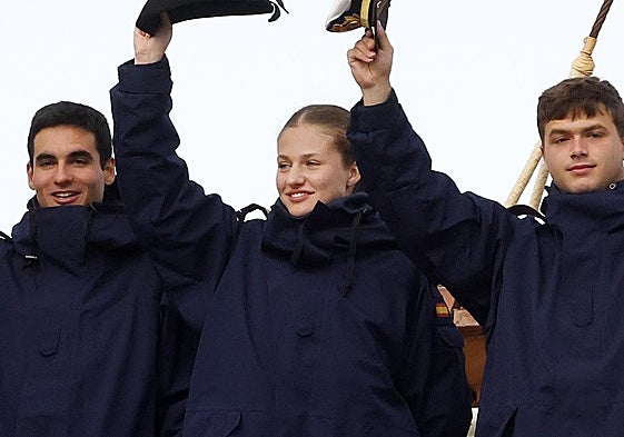 La princesa Leonor se despide al zarpar el buque escuela de Punta Arenas hacia el próximo destino.