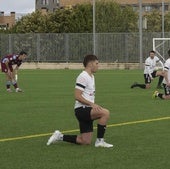 Los jugadores del San Ignacio se han arrodillado al principio del partido ante el Beasain a modo de protesta.