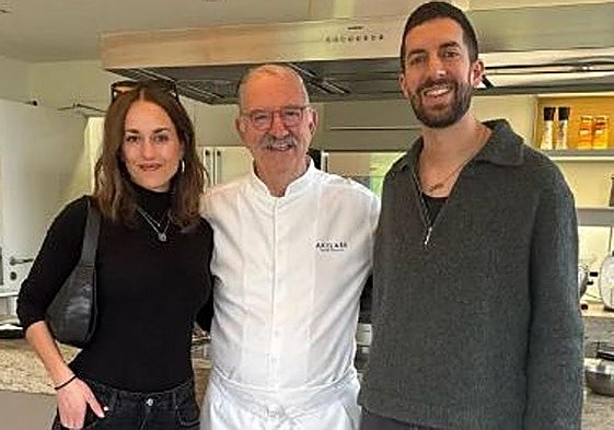 David Broncano y Silvia Alonso posan junto al chef Pedro Subijana.