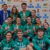 Los karatecas del club vitoriano posan con sus medallas.