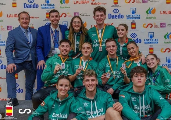 Los karatecas del club vitoriano posan con sus medallas.