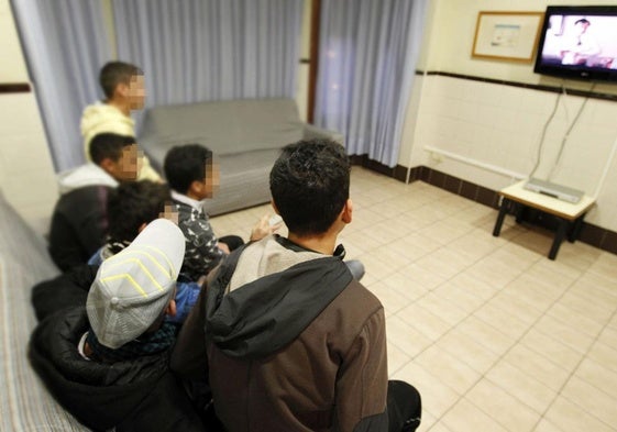 Un grupo de jóvenes en un piso tutelado ajeno a la información.